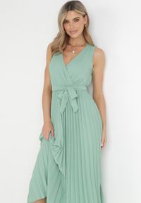 Born2be - Zielona Plisowana Sukienka Maxi z Gumką w Pasie i Materiałowym Paskiem Biak. Okazja: na imprezę, na ślub cywilny, na wesele. Kolor: zielony. Materiał: materiał. Sezon: lato. Typ sukienki: kopertowe. Styl: klasyczny, elegancki. Długość: maxi