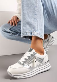 Renee - Białe Brokatowe Sneakersy na Grubej Podeszwie ze Sznurowaniem i Suwakiem Irollia. Kolor: biały. Wzór: aplikacja