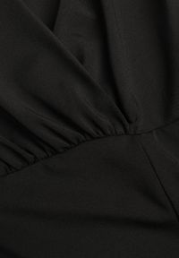 Born2be - Czarna Sukienka Kopertowa z Wiskozą Zdobiona Rozcięciem i Wiązanym Paskiem Teslea. Okazja: na co dzień. Kolor: czarny. Materiał: wiskoza. Wzór: aplikacja. Typ sukienki: kopertowe. Styl: casual, elegancki, klasyczny #7