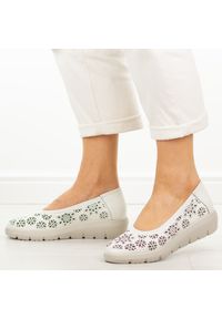 Białe skórzane baleriny damskie Filippo Dp7695/26. Okazja: na co dzień. Kolor: biały. Materiał: skóra. Sezon: wiosna, lato. Styl: casual #1