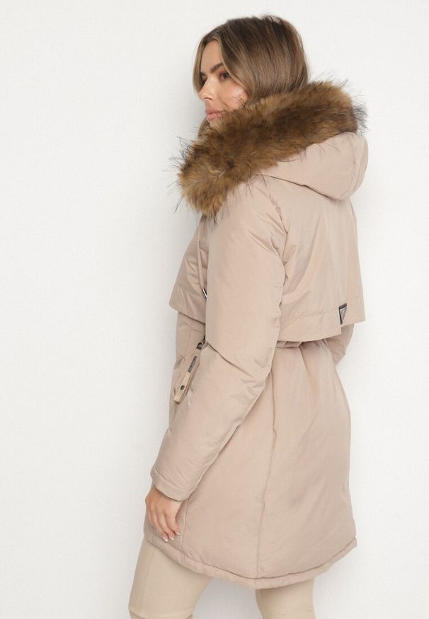 Born2be - Beżowa Casualowa Kurtka Parka z Kapturem z Futerkiem Nallorea. Okazja: na co dzień. Typ kołnierza: kaptur. Kolor: beżowy. Materiał: futro. Styl: casual