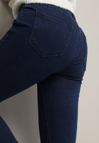 Born2be - Granatowe Jeansy o Fasonie Slim z Regularnym Stanem Zelzedis. Okazja: na co dzień. Kolor: niebieski. Długość: do kostek. Sezon: jesień. Styl: elegancki, casual #4