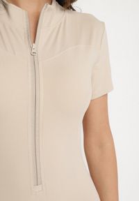 Born2be - Beżowy Kombinezon z Półgolfem z Ozdobnymi Przeszyciami Lumienne. Okazja: na co dzień. Kolor: beżowy. Styl: casual