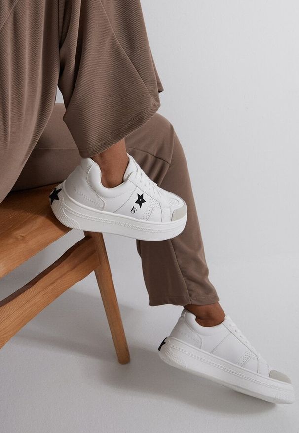 Born2be - Biało-Czarne Sneakersy Vices na Grubej Podeszwie Ozdobione Gwiazdką Fenalia. Okazja: na co dzień. Kolor: biały. Materiał: jeans. Wzór: aplikacja