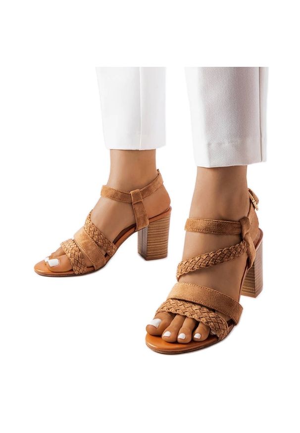 eVento - Evento Brązowe sandały z plecionymi paskami Octave. Zapięcie: pasek. Kolor: brązowy. Styl: klasyczny