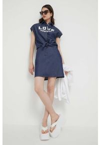 Love Moschino koszula bawełniana damska kolor granatowy relaxed z kołnierzykiem klasycznym. Typ kołnierza: kołnierzyk klasyczny. Kolor: niebieski. Materiał: bawełna. Wzór: aplikacja. Styl: klasyczny #4