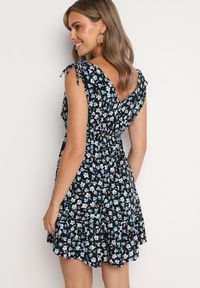 Born2be - Czarno-Niebieska Rozkloszowana Bawełniana Sukienka w Kwiaty z Gumką w Pasie Evieles. Okazja: na co dzień, na spacer. Typ kołnierza: dekolt w kształcie V. Kolor: czarny. Materiał: bawełna. Wzór: kwiaty. Sezon: wiosna, lato. Styl: klasyczny, casual #4