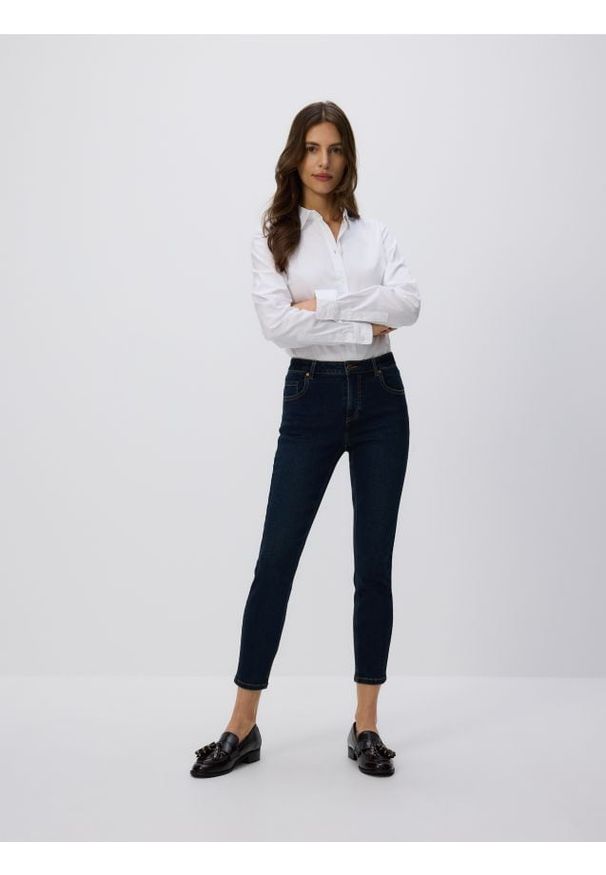 Reserved - Jeans slim fit mid rise - granatowy. Kolor: niebieski