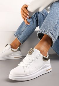 Born2be - Biało-Złote Sneakersy Bokoria. Kolor: biały. Materiał: materiał, skóra ekologiczna. Szerokość cholewki: normalna. Wzór: aplikacja. Obcas: na platformie