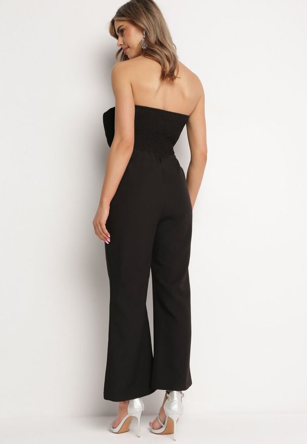 Born2be - Czarny Kombinezon bez Rękawów z Dużą Kwiatową Aplikacją i Kieszeniami Talemia. Okazja: na imprezę. Kolor: czarny. Długość rękawa: bez rękawów. Wzór: aplikacja, kwiaty. Styl: elegancki