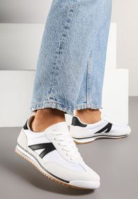 Born2be - Białe Sneakersy w Stylu Kultowych Tenisówek z Ozdobnymi Przeszyciami Valtewi. Okazja: na co dzień. Kolor: biały. Materiał: jeans. Wzór: aplikacja. Obcas: na płaskiej podeszwie #4