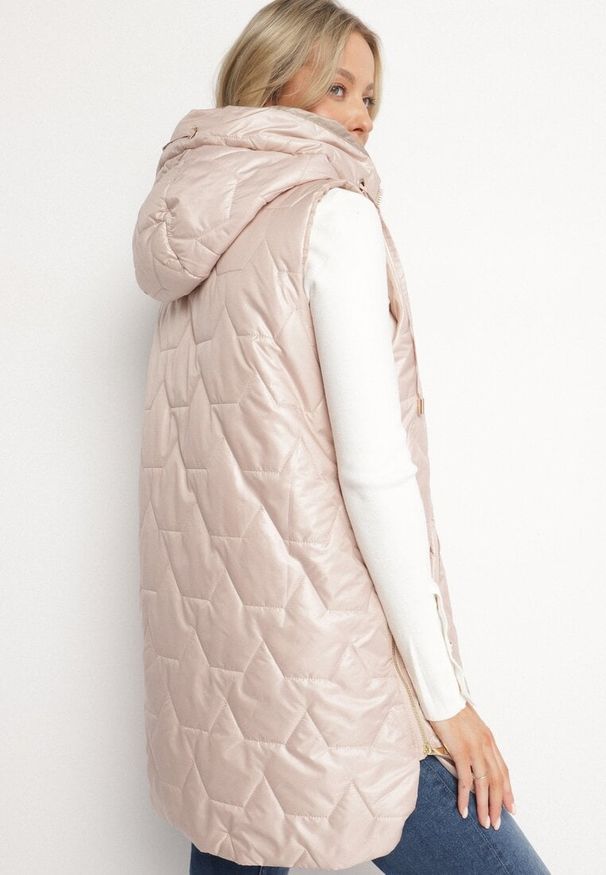 Born2be - Beżowa Długa Kamizelka z Pikowaniem i Ozdobnymi Suwakami Desilla. Okazja: na co dzień. Kolor: beżowy. Materiał: jeans. Długość: długie. Styl: casual