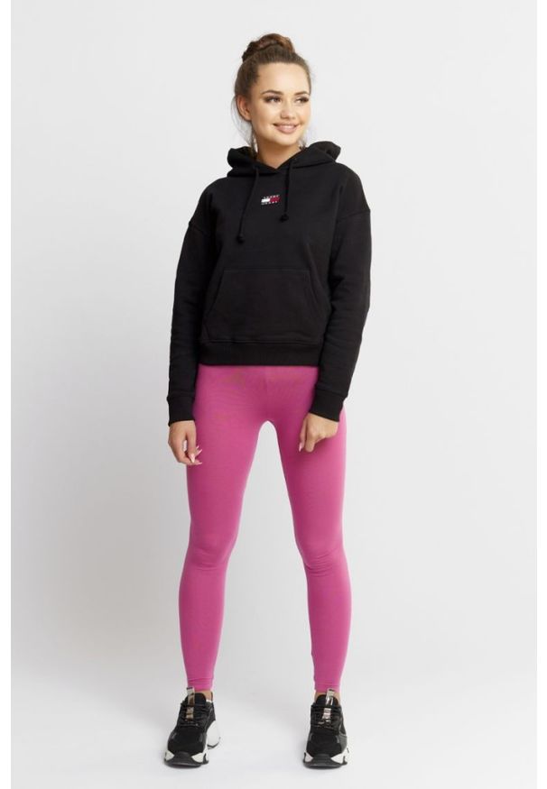 Tommy Jeans - TOMMY JEANS Czarna bluza damska z kapturem. Typ kołnierza: kaptur. Kolor: czarny. Materiał: prążkowany. Wzór: aplikacja