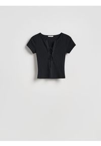 Reserved - Bluzka z wiązaniem - czarny. Kolor: czarny. Materiał: prążkowany, dzianina, bawełna #1
