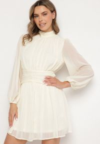 Born2be - Beżowa Sukienka Rozkloszowane ze Stójką Marszczeniami i Transparentnymi Ramionami Belabria. Okazja: na co dzień. Typ kołnierza: kołnierzyk stójkowy. Kolor: beżowy. Typ sukienki: rozkloszowane. Styl: klasyczny, casual #5