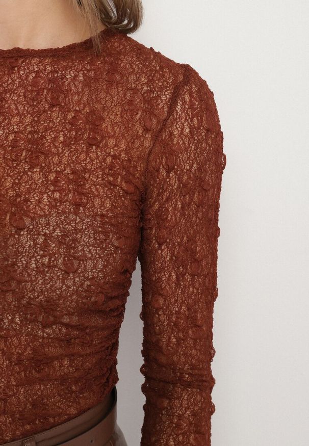 Born2be - Brązowa Koronkowa Bluzka z Długimi Rękawami i Marszczeniem w Talii Salinvesa. Kolor: brązowy. Materiał: koronka. Długość rękawa: długi rękaw. Długość: długie. Styl: klasyczny