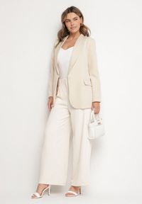 Born2be - Beżowa Marynarka Ozdobiona Imitacją Kieszeni Sovzedi. Okazja: na spotkanie biznesowe. Kolor: beżowy. Materiał: jeans. Wzór: aplikacja. Styl: elegancki, biznesowy #5