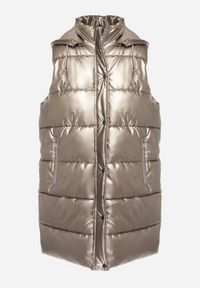 Born2be - Brązowo-Złota Długa Kamizelka Pikowana z Kapturem Agelie. Typ kołnierza: kaptur. Kolor: brązowy. Długość: długie. Wzór: aplikacja #4