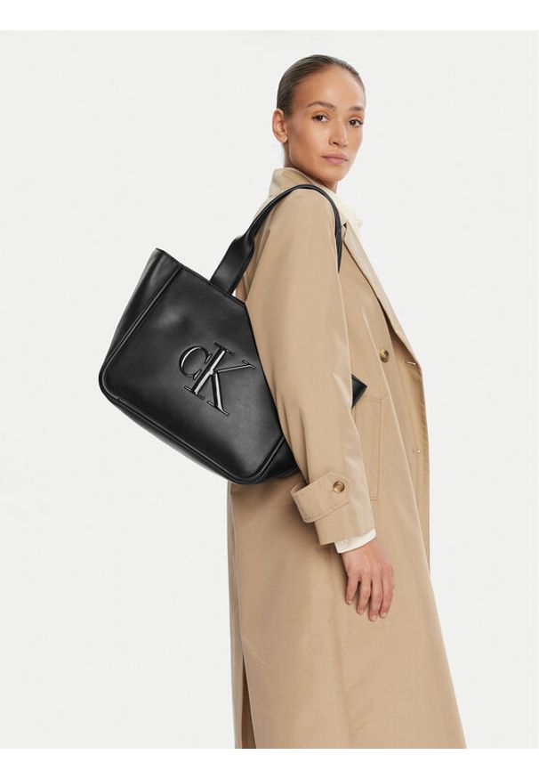 Calvin Klein Torebka Bold Ck Medium Tote LV04F3218G Czarny. Kolor: czarny. Materiał: skórzane