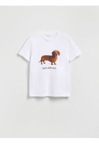 Reserved - T-shirt regular z naszywką - biały. Kolor: biały. Materiał: bawełna, dzianina. Wzór: aplikacja