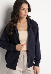 Born2be - Granatowa Bawełniana Bluza Rozpinana z Kapturem i Sznurkiem Teloriela. Okazja: na co dzień. Typ kołnierza: kaptur. Kolor: niebieski. Materiał: bawełna. Długość rękawa: długi rękaw. Długość: długie. Wzór: aplikacja. Styl: klasyczny, casual #5
