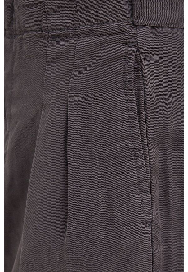 Vero Moda szorty damskie kolor szary gładkie high waist. Stan: podwyższony. Kolor: szary. Materiał: lyocell, materiał, tkanina, jedwab. Wzór: gładki