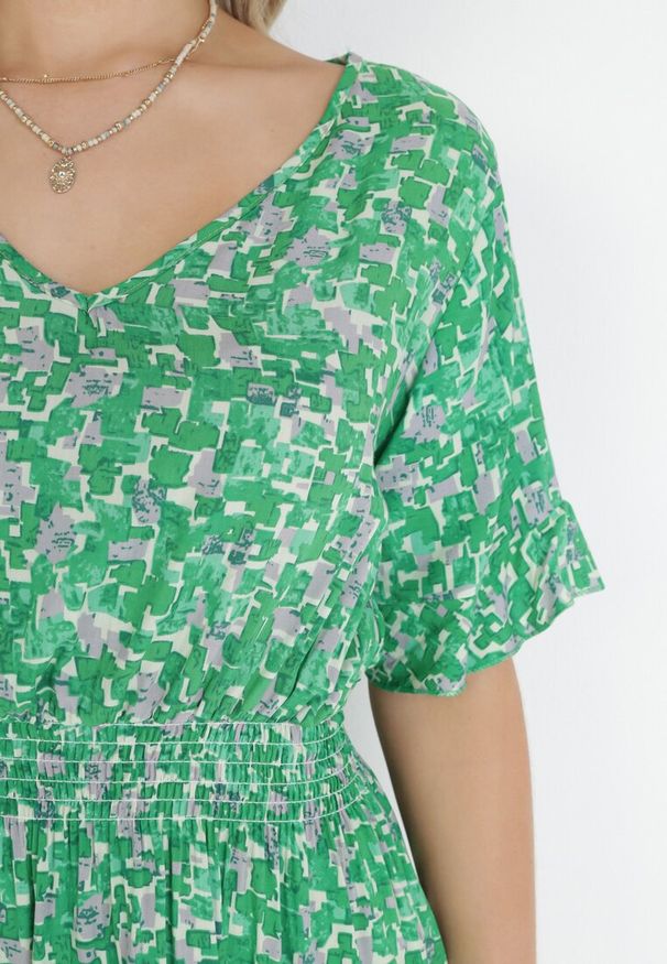 Born2be - Zielona Wiskozowa Rozkloszowana Sukienka z Falbankami i Gumką w Talii Sayu. Typ kołnierza: kołnierz z falbankami. Kolor: zielony. Materiał: wiskoza