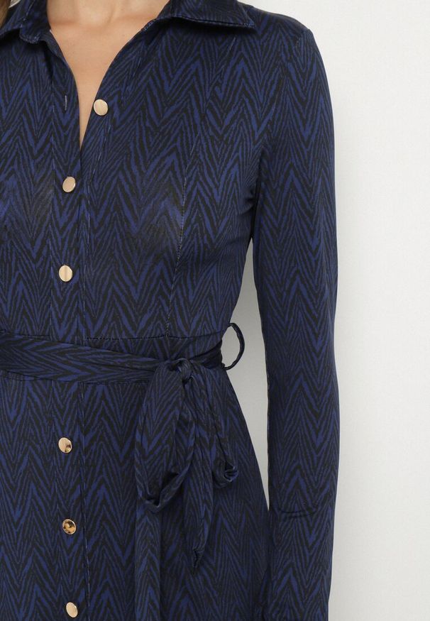 Born2be - Granatowa Rozkloszowana Sukienka Koszulowa z Wiązanym Paskiem Cheresin. Kolor: niebieski. Materiał: materiał. Typ sukienki: koszulowe. Długość: midi