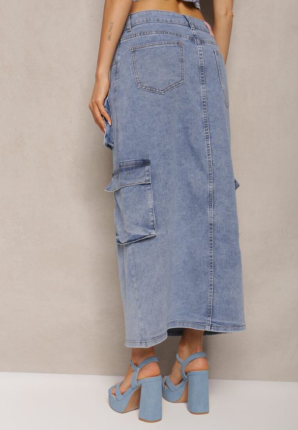 Renee - Niebieska Casualowa Jeansowa Spódnica High Waist Ozdobiona z Przodu Guzikami i Kieszeniami z Klapami Teriara. Okazja: na co dzień. Stan: podwyższony. Kolor: niebieski. Materiał: jeans. Wzór: aplikacja. Styl: casual