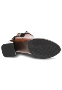 Brązowe Botki Armodo Eleganckie Obuwie Damskie Na Obcasie. Okazja: na co dzień, do pracy, na spotkanie biznesowe. Kolor: brązowy. Materiał: skóra. Obcas: na obcasie. Styl: elegancki. Wysokość obcasa: średni #3