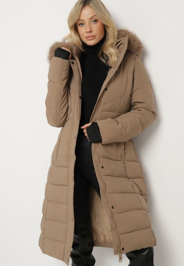 Born2be - Ciemnobeżowa Kurtka o Długim Fasonie z Paskiem i Odpinanym Futerkiem Delathra. Okazja: na co dzień, do pracy. Kolor: beżowy. Materiał: futro. Długość: długie. Styl: klasyczny, casual, elegancki