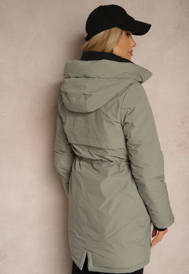 Renee - Zielona Kurtka Parka ze Ściągaczami w Talii i Kapturem Zdobiona Zawieszką Zeriena. Okazja: na co dzień. Kolor: zielony. Materiał: jeans. Długość rękawa: długi rękaw. Długość: długie. Wzór: aplikacja. Styl: elegancki, casual
