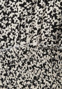 Born2be - Czarny Kombinezon Aedinna. Kolor: czarny. Materiał: jeans, wiskoza, tkanina. Długość rękawa: krótki rękaw. Długość: krótkie. Wzór: kwiaty #7