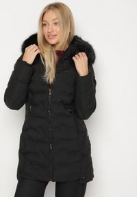 Born2be - Czarna Zimowa Kurtka Pikowana z Kapturem z Futrem i Napami po Bokach Zenilda. Typ kołnierza: kaptur. Kolor: czarny. Materiał: futro. Sezon: zima #5