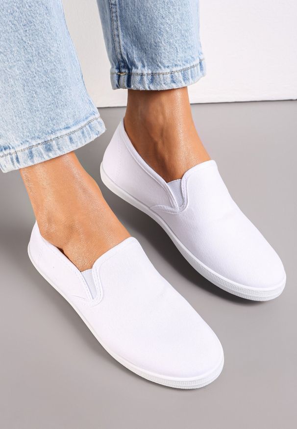 Born2be - Białe Wsuwane Tenisówki Materiałowe Kalaiya. Okazja: na co dzień. Zapięcie: bez zapięcia. Kolor: biały. Materiał: materiał. Styl: casual
