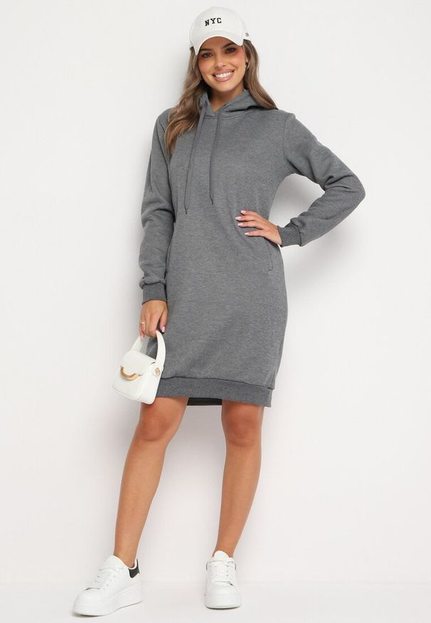 Born2be - Ciemnoszara Tunika Bluza z Bawełną Kapturem i Sznurkami Mivilora. Okazja: na co dzień, do pracy. Typ kołnierza: kaptur. Kolor: szary. Materiał: bawełna. Długość rękawa: długi rękaw. Długość: długie. Styl: sportowy, casual