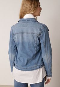 Born2be - Jasnoniebieska Jeansowa Kurtka z Przetarciami i Kieszeniami z Klapami Hazelle. Okazja: na co dzień. Kolor: niebieski. Materiał: jeans. Długość rękawa: długi rękaw. Długość: długie. Styl: klasyczny, casual #8