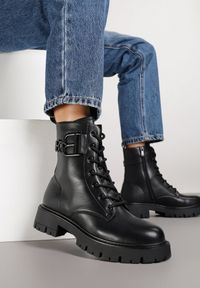 Renee - Czarne Botki Typu Workery Zdobione Aplikacją przy Cholewce Nalarelle. Okazja: na co dzień. Kolor: czarny. Materiał: jeans, skóra, dzianina. Szerokość cholewki: normalna. Wzór: aplikacja. Styl: casual, elegancki