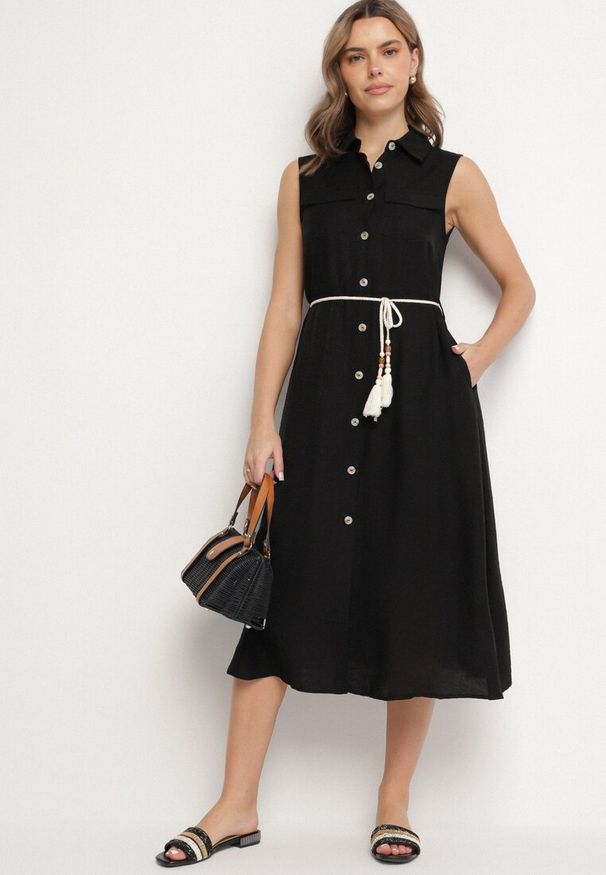 Born2be - Czarna Koszulowa Sukienka z Wiskozy o Rozkoszowanym Kroju Wiązaniem z Frędzlami Zenbia. Okazja: na co dzień. Typ kołnierza: kołnierzyk klasyczny. Kolor: czarny. Materiał: wiskoza. Typ sukienki: koszulowe. Styl: klasyczny, casual, elegancki