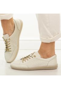 Beżowe ażurowe skórzane półbuty damskie Vinceza 79598. Okazja: na spacer, na co dzień. Nosek buta: okrągły. Zapięcie: bez zapięcia. Kolor: beżowy. Szerokość cholewki: normalna. Wzór: ażurowy. Materiał: skóra. Sezon: wiosna, jesień, lato. Styl: casual, elegancki, klasyczny #1