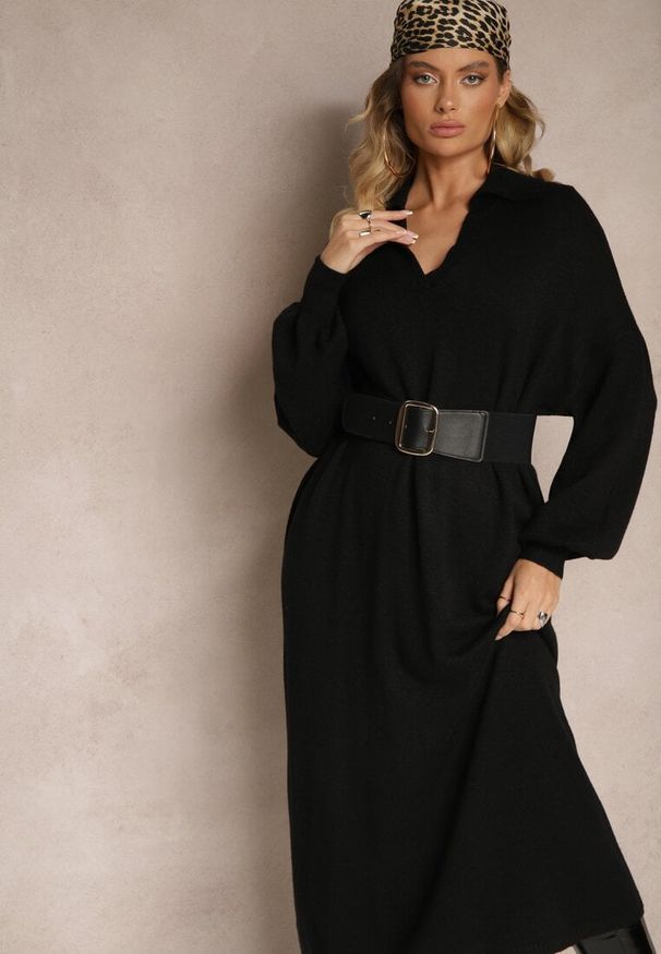 Renee - Czarna Sweterkowa Sukienka z Wiskozą o Pudełkowym Kroju Ozdobiona Kołnierzykiem Clarinnae. Kolor: czarny. Materiał: wiskoza. Wzór: aplikacja. Styl: elegancki