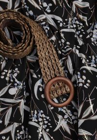 Renee - Czarna Sukienka Foligno. Okazja: na co dzień. Typ kołnierza: kołnierzyk klasyczny. Kolor: czarny. Długość rękawa: długi rękaw. Typ sukienki: proste. Styl: casual, klasyczny. Długość: midi #7