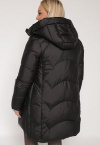 Born2be - Czarna Długa Pikowana Kurtka z Nieodpinanym Kapturem Mevessia. Okazja: na co dzień. Kolor: czarny. Materiał: jeans. Długość: długie. Styl: klasyczny, casual, elegancki #4