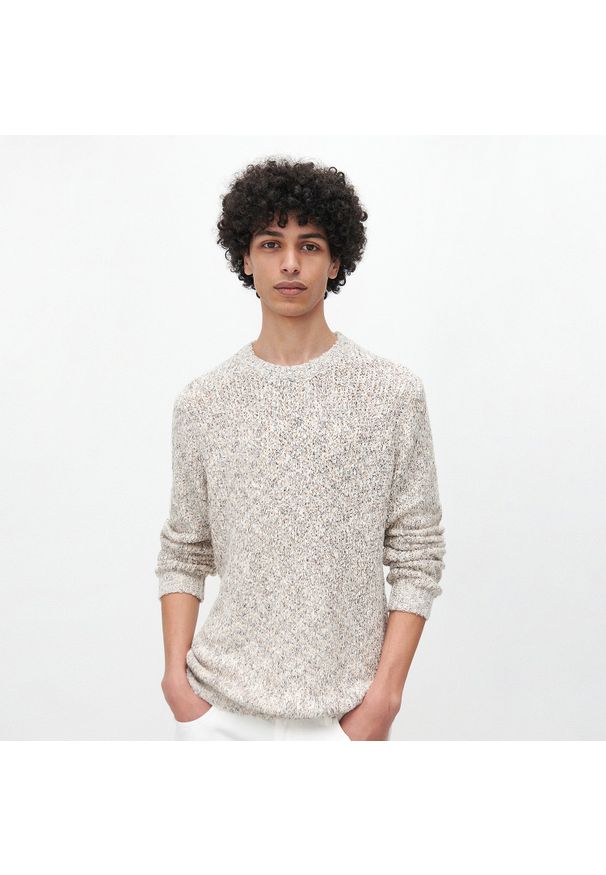 Reserved - Sweter o strukturalnym splocie - Beżowy. Kolor: beżowy. Wzór: ze splotem