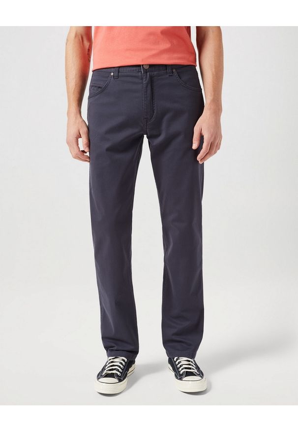 Wrangler - WRANGLER GREENSBORO MĘSKIE SPODNIE JEANSOWE DARK NAVY W112350878