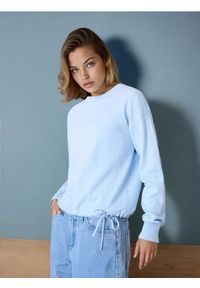Sinsay - Wiskozowy sweter z ozdbnym wiązaniem - błękitny. Kolor: niebieski. Materiał: wiskoza #1