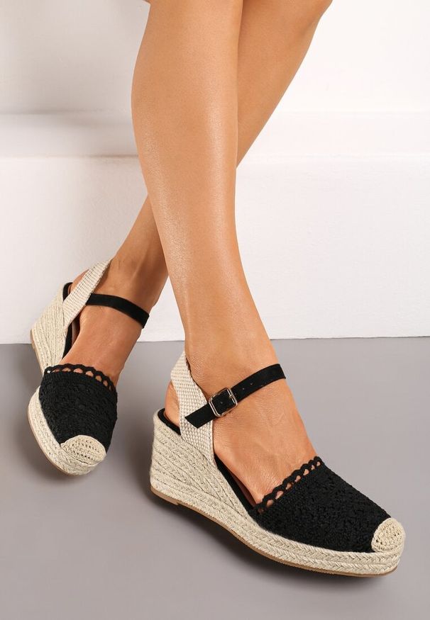 Born2be - Czarne Sandały Espadryle z Plecionym Koturnem i Ażurowym Noskiem Soonia. Kolor: czarny. Materiał: len. Wzór: ażurowy. Sezon: lato. Obcas: na koturnie. Styl: wizytowy, wakacyjny, elegancki