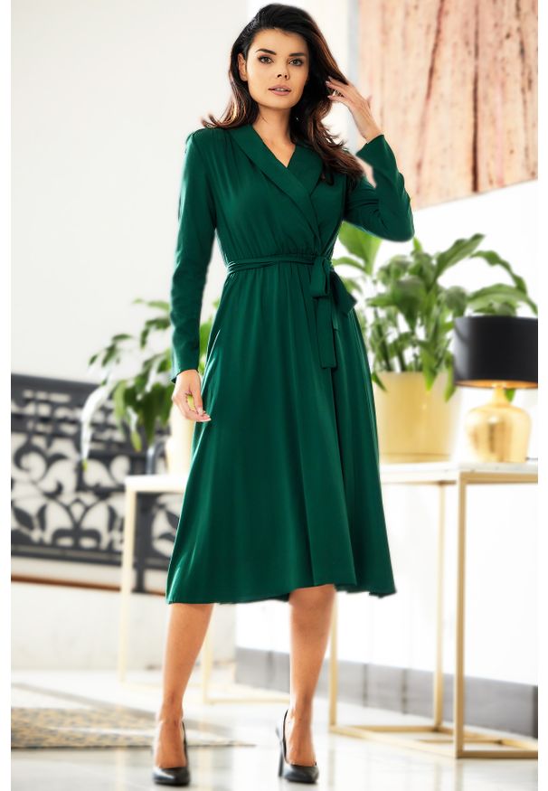 Awama - Rozkloszowana Sukienka z Zakładanym Kołnierzem - Zielona. Kolor: zielony. Materiał: elastan, wiskoza