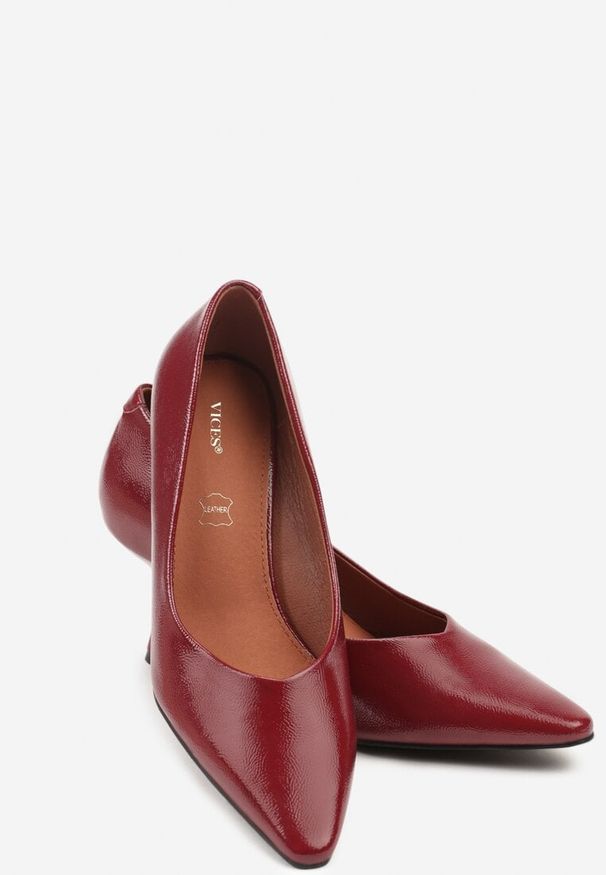 Born2be - Bordowe Klasyczne Czółenka Vices na Klepsydrowym Obcasie ze Skórzaną Wkładką Dodvira. Okazja: na ślub cywilny, na randkę, na wesele, do pracy, na spotkanie biznesowe. Kolor: czerwony. Materiał: skóra. Obcas: na obcasie. Styl: klasyczny. Wysokość obcasa: średni