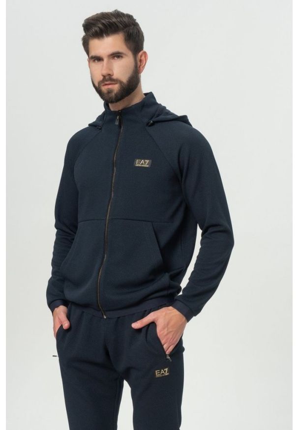 EA7 Emporio Armani - EA7 Granatowa męska bluza z kapturem. Typ kołnierza: kaptur. Kolor: niebieski. Materiał: guma. Wzór: aplikacja, gładki